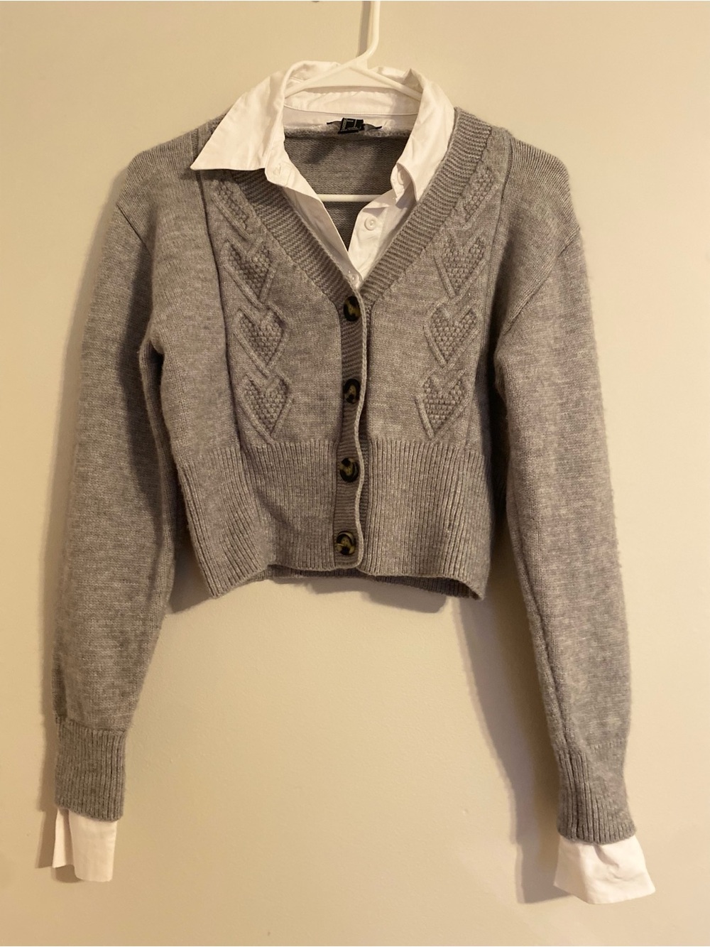 Forever 21 Light Gray V-Neck Buttoned Cropped Cardigan